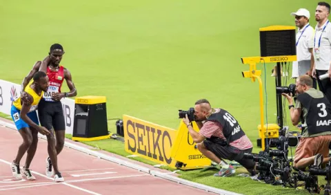 Braima Dabó ayuda a Jonathan Busby terminar una carrera, un gesto que se hizo viral
