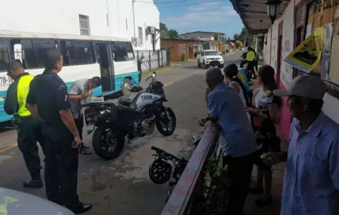 En La Villa de Los Santos, bus de ruta en reversa atropella a madre e hijo 