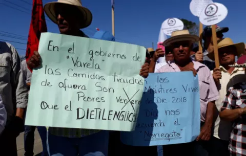 Por más de una hora, productores cierran la vía que va de La Villa de Los Santos a Chitré 