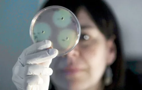 Viajeros de Estados Unidos son advertidos  ante prevalencia de infecciones resistentes a antibióticos contraídas en México