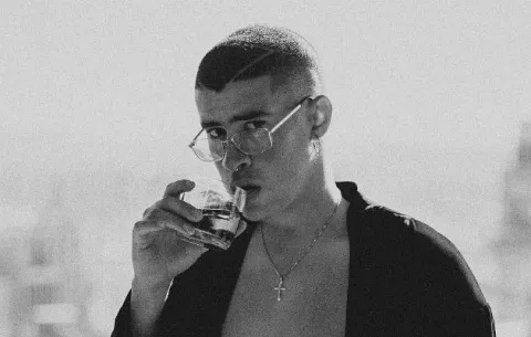 Bad Bunny se transforma en mujer