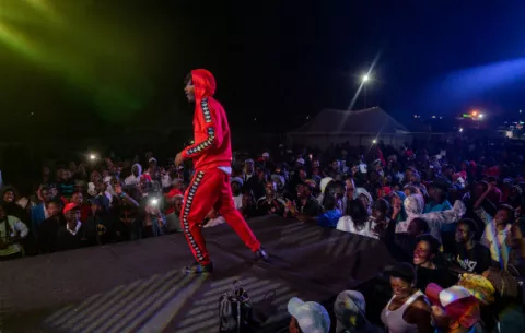 'Zimdancehall' le canta al Gobierno de Zimbabue