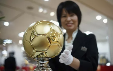 Ponen a la venta en Japón un balón de oro 
