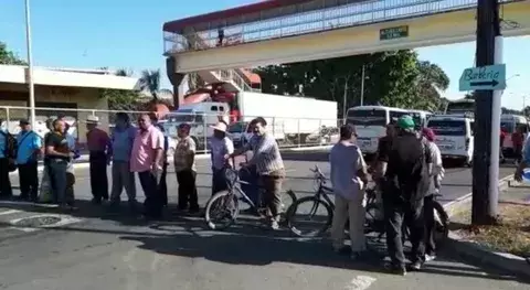 Exbananeros cierran la vía en Barú exigiendo el pago de dineros adeudados 