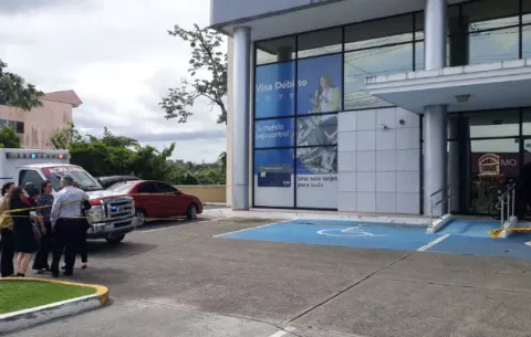 En silla de ruedas intentaron burlar seguridad del Banco General de Plaza Carolina