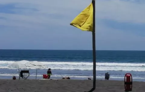 Fuerte oleaje y agentes marinos arruinan diversión a bañistas este Viernes Santos