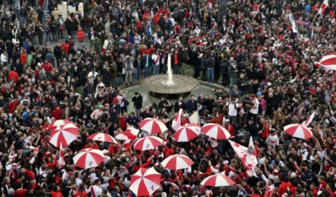 Seguidores de River Plate tiñen de rojo el centro de Madrid con su "banderazo"