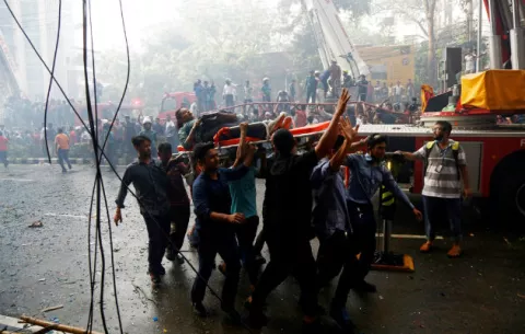 Aumentan a 25 los muertos en el incendio de un rascacielos en Bangladesh