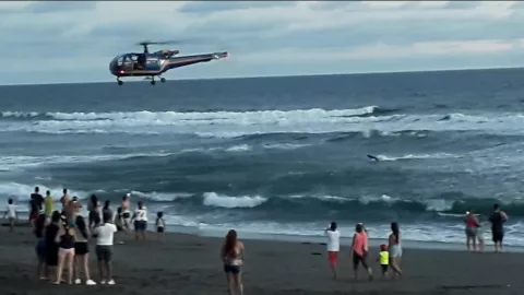 Piloto de un helicóptero privado salva la vida de un bañista en playa La Barqueta