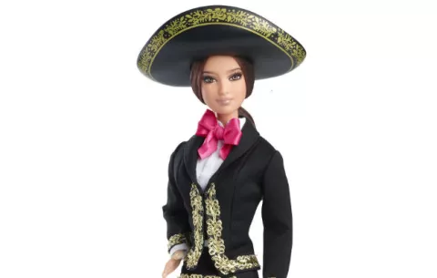 Muñeca Barbie se viste con el tradicional traje de mariachi mexicano