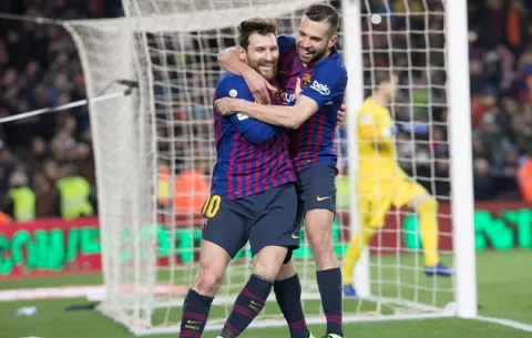 Leo Messi impulsa desde el banco el triunfo del Barcelona