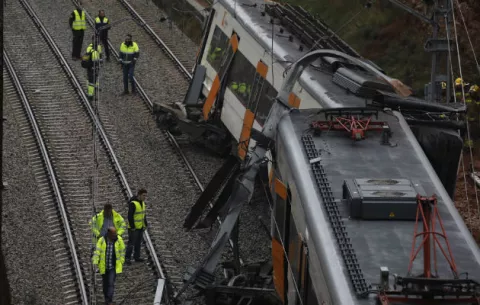Tren se accidenta en Barcelona con saldo de un muerto y cinco heridos 