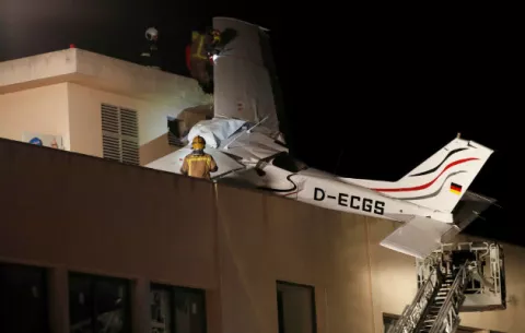 Dos muertos al estrellarse una avioneta en un edificio cerca de Barcelona