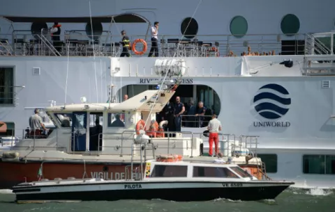 ¡Pánico entre los pasajeros!: un crucero choca con un barco turístico 