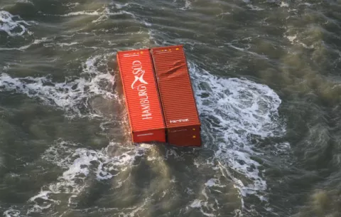 Un total de 270 contenedores cayeron desde un barco panameño, tres llevaban material peligroso