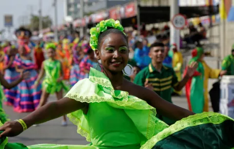 Barranquilleros rinden tributo a la tradición del Carnaval con la Gran Parada