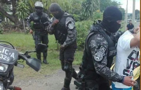 Detienen a cinco capitalinos y a un menor durante un allanamiento en Barú