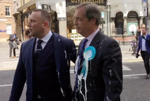 Lo meten preso por tirarle un batido al ultranacionalista británico Nigel Farage