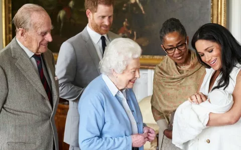 Meghan y Harry buscan niñera 
