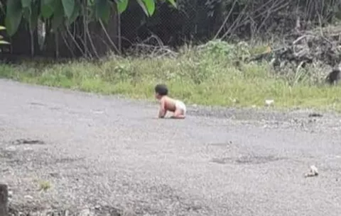 Captan fotos de bebé gateando solo en una calle del distrito de Alanje 