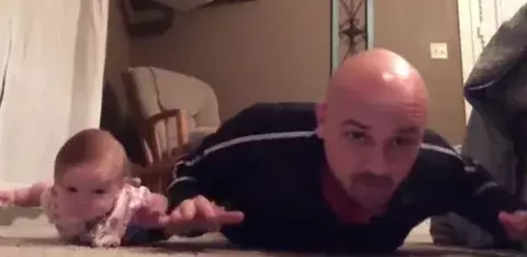Bebé que hace pechadas junto a su papá causa sensación en las redes 