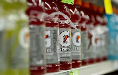 Buscan prohibir la venta de bebidas energéticas a menores de edad