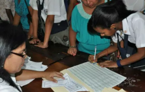 Estudiantes que hicieron reválidas deben esperar becas