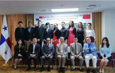Cincuenta becarios panameños estudiarán en la República Popular China