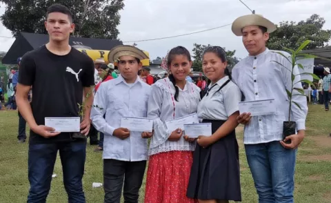 Cinco jóvenes recibieron becas para cursar estudios universitarios