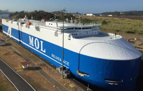 Buques de carga refrigerada realizan tránsito inaugural por el Canal de Panamá