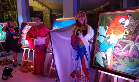 Combina moda,  escultura y pintura