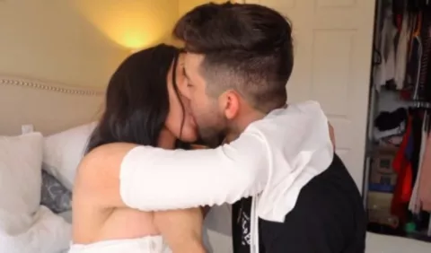 Youtuber besa a su hermana