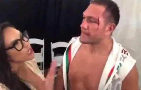 Boxeador que besó a periodista dice que el gesto fue amistoso y fruto de la emoción