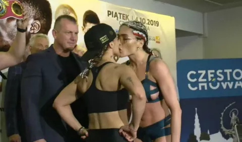 Beso y bofetada en un pesaje de boxeo femenino