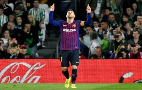 Messi anota triplete y se lleva los aplausos de la afición del Betis