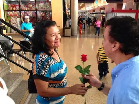 Políticos se las ingenian, Solís regaló rosas por San Valentín