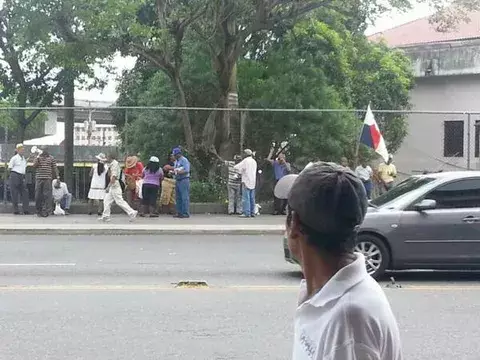 Jubilados cierran vías en la 5 de Mayo como protesta