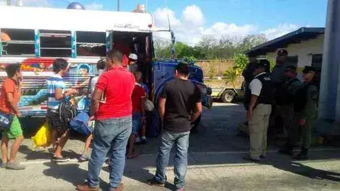 Policías revisan buses de paseo en busca de drogas y armas