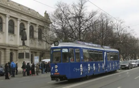 Un tranvía biblioteca para llevar la literatura a las calles