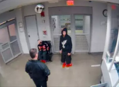 Justin Bieber camina con dificultad en video 