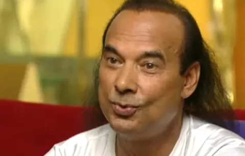 Líder de Bikram yoga en aguas calientes por demandas por violaciones