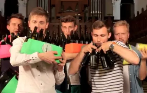 Usan botellas de vidrio para interpretar "Billie Jean" de Michael Jackson