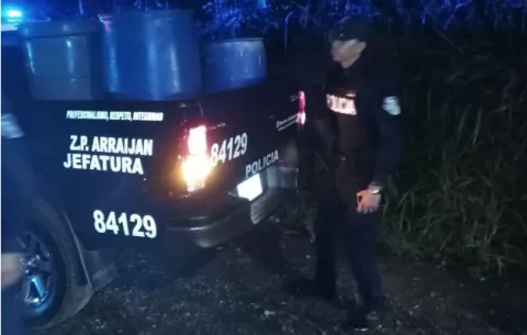 En vehículos policiales llevan agua potable a moradores de Bique en Arraiján