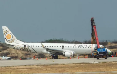 Un avión aterriza de emergencia sin ruedas delanteras en Birmania