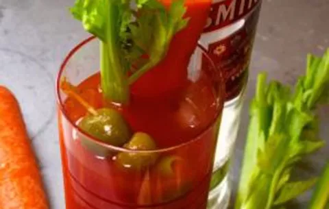 Tomates ayudan metabolizar al alcohol: Estudio