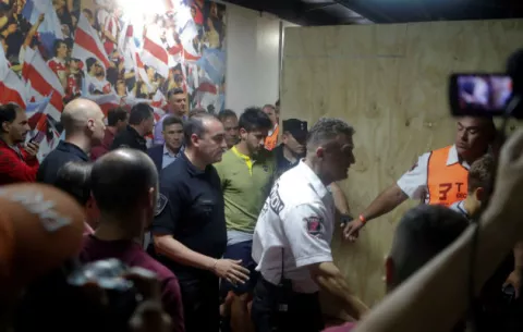  Jugadores de Boca Juniors lesionados tras ataque a autobús