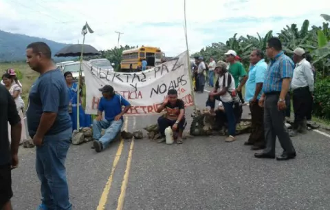 Indígenas molestos amarran a personal del Meduca en Bocas del Toro