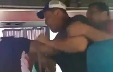 Hombre golpea salvajemente a una mujer en bus de Changuinola en Bocas del Toro