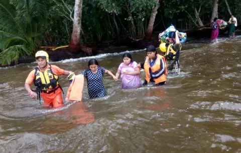 Fuertes olas voltean bote en el que viajaban diez personas en Bocas del Toro  