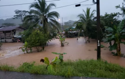 Desbordamiento de la quebrada Cañazas deja más de 20 viviendas afectadas en Bocas del Toro